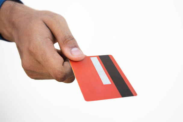 Uma mão humana segurando um cartão de crédito - Foto, Imagem