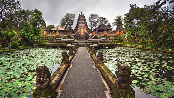 Étang Lotus et temple Pura Saraswati à Ubud, Bali, Indonésie
 - Photo, image