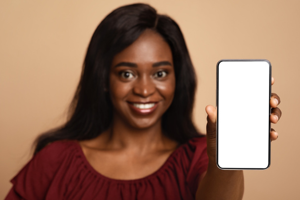 黒の女性の手で空白の画面を持つスマートフォンの閉鎖 - 写真・画像