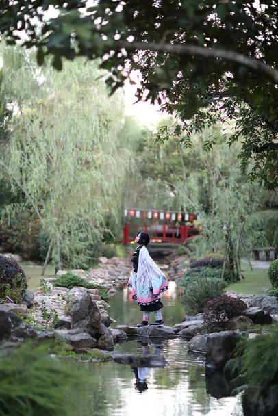 Japan anime cosplay Porträt eines Mädchens mit Comic-Kostüm mit japanischem Themengarten - Foto, Bild