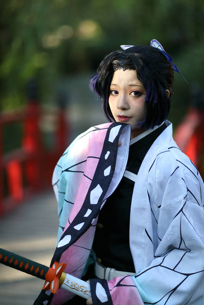 Japonia anime cosplay portret dziewczyny z komiksu kostium z japońskim ogrodem tematycznym - Zdjęcie, obraz
