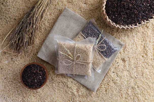Органічний сирий коричневий рис і рис рицину впритул
 - Фото, зображення