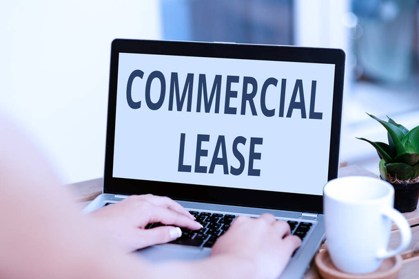Ręczne pisanie znaku Commercial Lease. Business showcase kontrakt między właścicielem a najemcami nieruchomości biznesowej Online Praca i praca zdalnie Łączenie ludzi razem - Zdjęcie, obraz