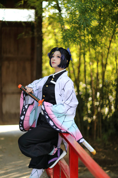 Japonská anime cosplay portrét dívky s komiksovým kostýmem s japonskou tématikou zahrada - Fotografie, Obrázek