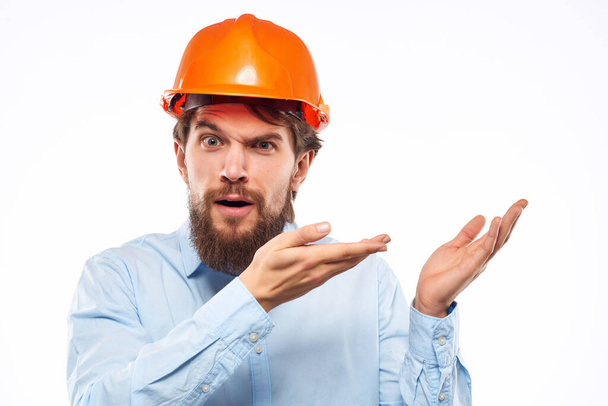 работа бородатый человек в строительной отрасли успех изолированный фон - Фото, изображение