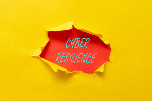 Szöveges jel mutatja Cyber Resilience. Szóról szóra azt méri, hogy egy vállalkozás mennyire tud jól kezelni egy kibertámadást Absztrakt Felfedezni az Új élet jelentését, átölelni az önfejlesztés koncepcióját - Fotó, kép