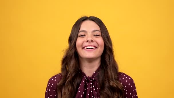 portrét šťastného kluka smějícího se na žlutém pozadí, smích - Záběry, video