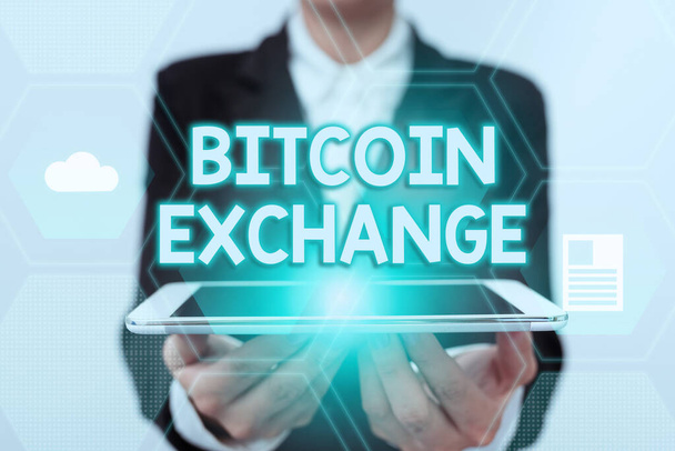 A Bitcoin Exchange-t bemutató szöveges felirat. Szó a digitális piacon, ahol a kereskedők lehet vásárolni és eladni bitcoin Lady Egységes Holding Touchpad Megjelenítve Futurisztikus Virtuális felület. - Fotó, kép