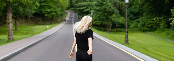 Frau läuft auf einer Landstraße - Foto, Bild