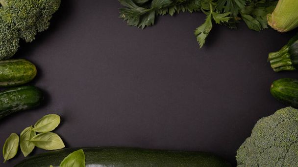 Ahşap arka plan (bezelye, maydanoz, fesleğen, salatalık, dereotu, soğan, salata üzerinde yeşil sebzeler) - Fotoğraf, Görsel