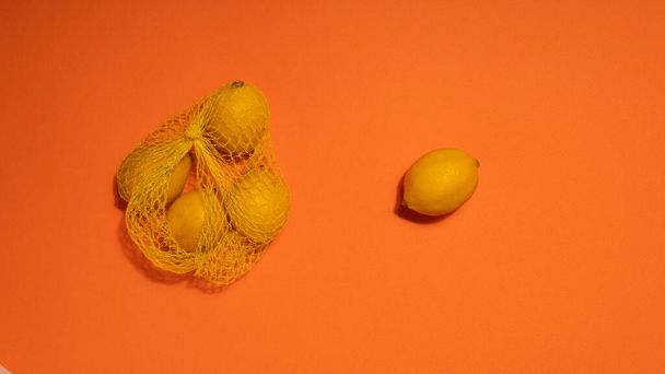 Estilo mínimo. Fotografía minimalista de moda. Lemon. Vitamina C. Arte creativo mínimo - Foto, imagen