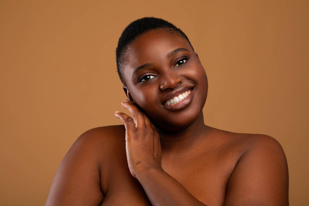 Bella plus size donna afro-americana in posa presso la fotocamera - Foto, immagini