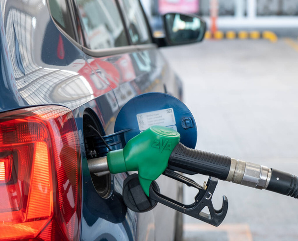 Carburant sur la photo de la station-service, pompe à essence dans le réservoir d'essence, huile - Photo, image