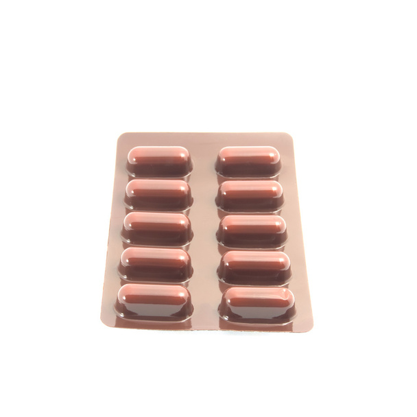 capsules verpakt in blister geïsoleerd op wit - Foto, afbeelding