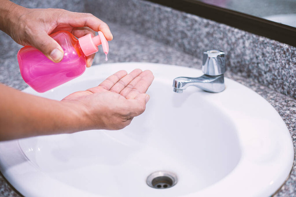Рука чоловіка миє і чистить руки
 - Фото, зображення