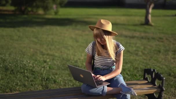 Egyetemi vagy főiskolai hallgató használja laptop szabadtéri parkban - Felvétel, videó
