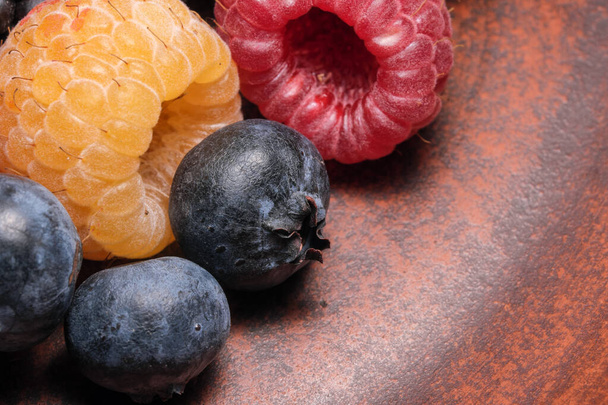 Świeże dojrzałe słodkie jagody letnie wymieszać na deser bez cukru makro fotografii - Zdjęcie, obraz