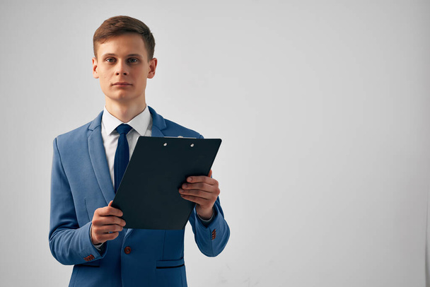 uomo d'affari in giacca e cravatta documenti ufficio di fiducia in se stessi lavoro - Foto, immagini