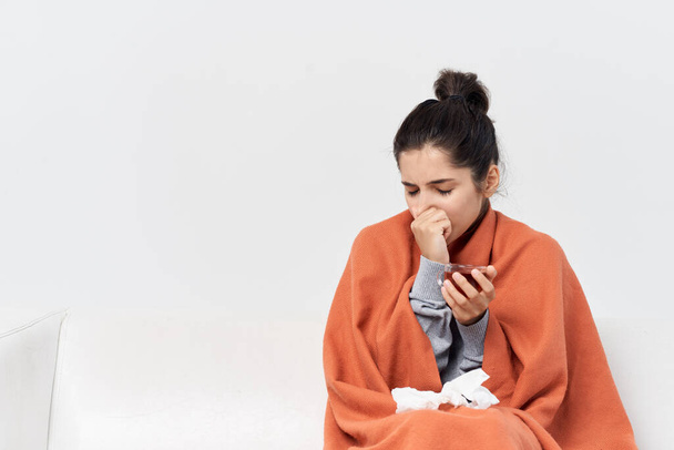nő bujkál egy takaró otthon kezelés hideg fertőzés - Fotó, kép