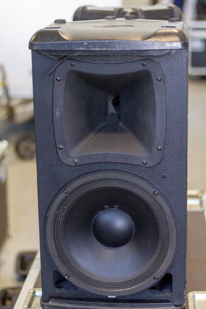 Amplificador de sonido utilizado en conciertos musicales colocados en la sala de ensayo de un grupo de rock - Foto, imagen
