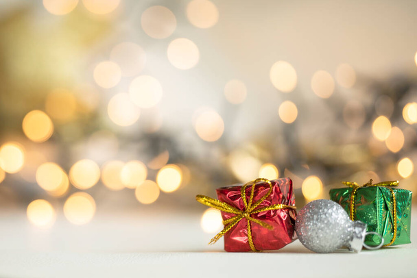 クリスマスプレゼント赤と銀のボールに対してボケライトゴールド光沢のある背景でコピースペース,テキストのためのスペース - 写真・画像