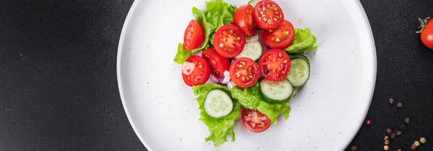 サラダ新鮮な野菜レタスは、テーブルのコピースペースの食糧背景の素朴なトマト、キュウリ、玉ねぎ、コショウ屋外食事スナックを残します。トップビューケトやパレオダイエットベジタリアンやベジタリアンフード - 写真・画像
