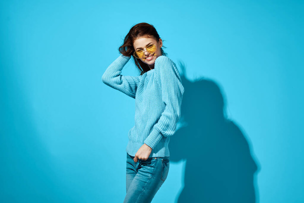 πορτρέτο μιας γυναίκας σε μοντέρνα γυαλιά Studio διασκέδαση - Φωτογραφία, εικόνα