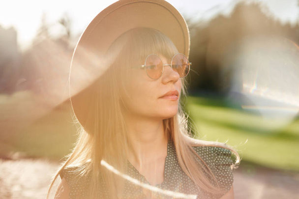 Linda joven rubia adolescente en gafas de sol de color rosa y sombrero en verano - Foto, Imagen