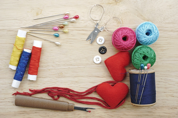Kit de costura, agujas, hilo y cinta métrica
 - Foto, imagen