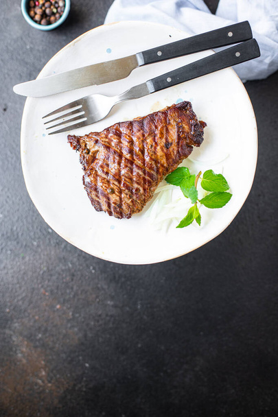 мясо стейк гриль мясо говядина барбекю телятина гриль барбекю на столе, здоровое питание закуски копия пространства еда фон кето или палео диета  - Фото, изображение