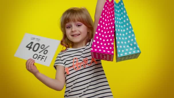 Kind kind meisje tonen boodschappentassen en tot 40 Procent Off inscripties banner tekst, Black Friday - Video