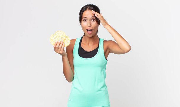 joven mujer hispana que parece feliz, asombrada y sorprendida. concepto de dieta fitness - Foto, Imagen