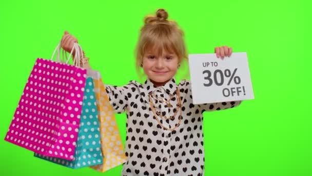 Lapsi lapsi tyttö näyttää ostoskassit ja jopa 30 prosenttia pois merkinnät banneri tekstiä, musta perjantai - Materiaali, video