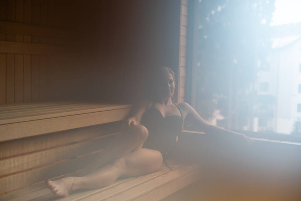 Otelde dinlenen güzel bir kadın. Kaplıcada güneşlenen bir kız. - Fotoğraf, Görsel