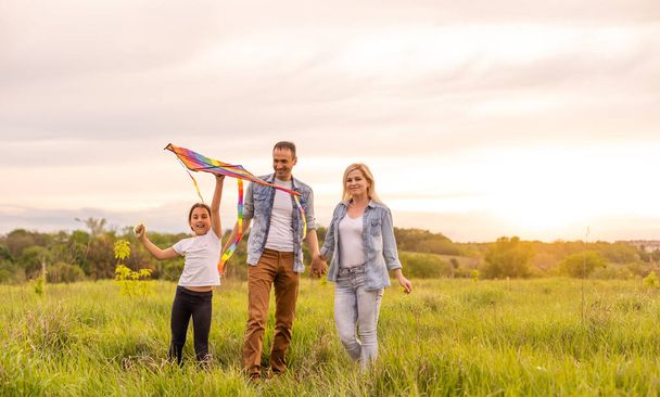 Jeune famille heureuse dans un champ - Photo, image