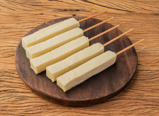 Сыр сыр сыр сыр Коалхо на деревянной доске. - Фото, изображение