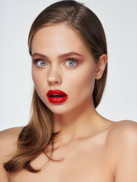 Frau mit nackten Schultern rote Lippen Glamour beschnitten Ansicht Modell - Foto, Bild
