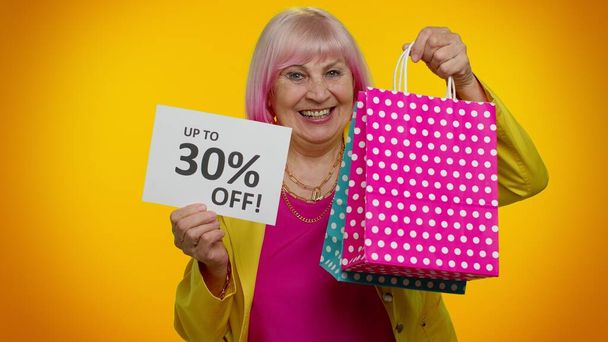 Starsza babcia pokazuje torby na zakupy i do 30 Procent off napisy tekst, Czarny Piątek - Zdjęcie, obraz
