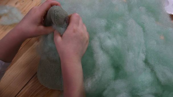 Kid handen maken gevuld speelgoed met sintepon holle katoen vulling - Foto, afbeelding