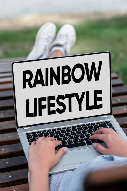 Légende du texte présentant Rainbow Lifestyle. Une entreprise présente un couple ou une personne de même sexe au sein de la communauté LGBT Emplois en ligne et travail à distance Connecter les gens ensemble - Photo, image