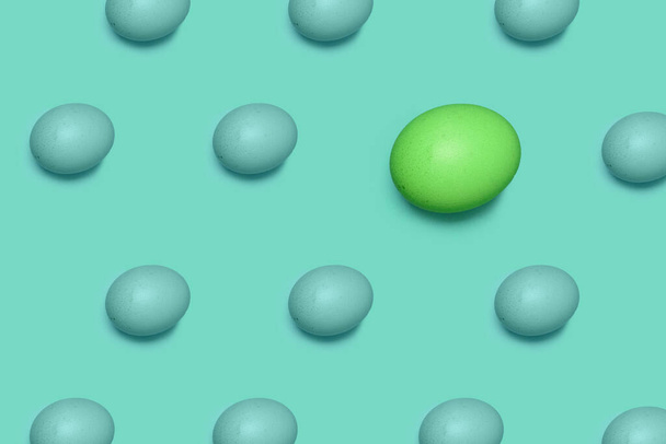 Colocação plana de ovos de galinha ecológica natural marrom em fundo verde em padrão - Foto, Imagem