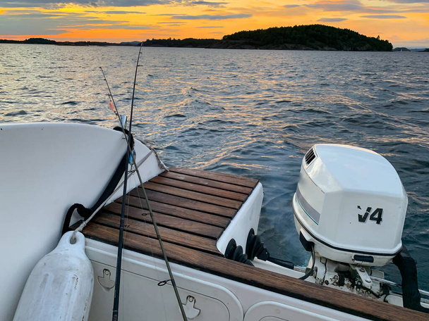 Kalastus kyselyt takana veneen aikana Ocean Sunset. Lomakäsite - Valokuva, kuva