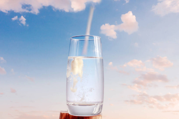 Nahaufnahme Kollagen Löffel und Glas Wasser trinken blauen Himmel Hintergrund. Nachhaltigkeit, Schönheit und gesundes Wohnkonzept - Foto, Bild