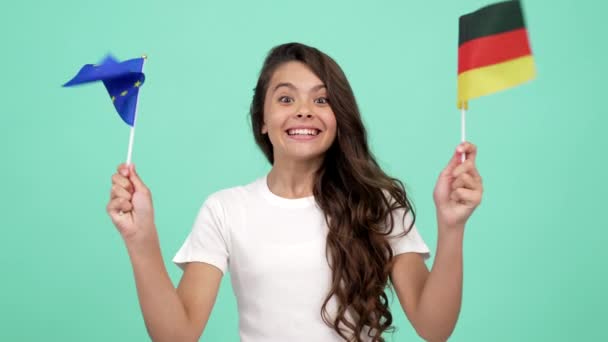 ohromený šťastný dospívající dívka mává evropské unie a německá vlajka slaví jako fotbalový fanoušek, eu - Záběry, video