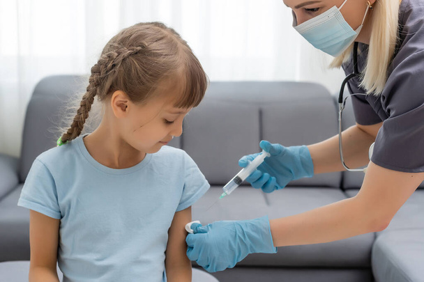 The doctor makes a child vaccination - Fotografie, Obrázek