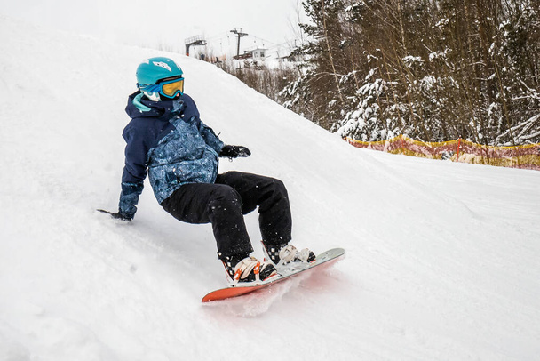 Πρόσωπο με snowboard στο χιονοδρομικό κέντρο - Φωτογραφία, εικόνα