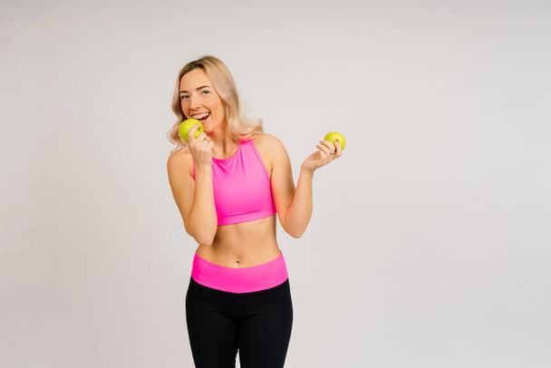 Υγιεινή διατροφή, ευτυχισμένη γυναίκα με φρούτα και λαχανικά τρώει ένα μήλο - Φωτογραφία, εικόνα