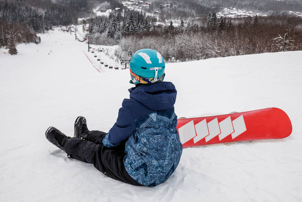 Person mit Snowboard im Skigebiet - Foto, Bild