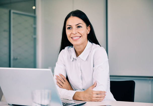 biznes bizneswoman lider executiv spotkanie biuro laptop uśmiechnięty portret - Zdjęcie, obraz