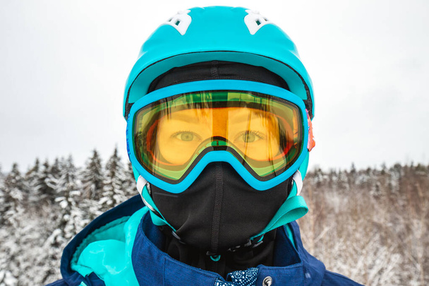 Henkilö, jolla on lumilauta hiihtokeskuksessa - Valokuva, kuva